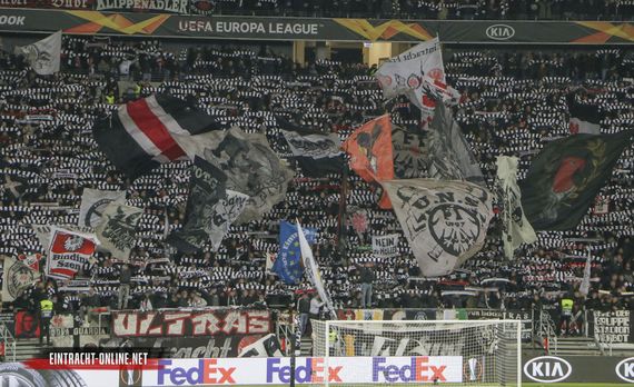 Die Ultras Frankfurt verkaufen Armbänder für den guten Zweck.<br />Bild: Eintracht-Online.net”><figcaption>Die Ultras Frankfurt verkaufen Armbänder für den guten Zweck.<br />Bild: Eintracht-Online.net</figcaption></figure>
                </div>
                
                <!-- YouTube (Meta-Feld) -->
                
            </div>
        </article>

                <script>
        (function() {
            var root = document.querySelector('.ff-single-news-gallery');
            if (!root) return;
            var slides = root.querySelectorAll('.ff-single-news-gallery-slide');
            var dots = root.querySelectorAll('.ff-single-news-gallery-dot');
            var prev = root.querySelector('.ff-single-news-gallery-prev');
            var next = root.querySelector('.ff-single-news-gallery-next');
            var n = slides.length;
            if (n < 2) return;
            var i = 0;
            function closeAllImgInfo() {
                root.querySelectorAll('.ff-fv-img-info-host.is-info-open').forEach(function(host) {
                    host.classList.remove('is-info-open');
                    var b = host.querySelector('.ff-fv-img-info-btn');
                    var p = host.querySelector('.ff-fv-img-info-panel');
                    if (b) b.setAttribute('aria-expanded', 'false');
                    if (p) p.setAttribute('aria-hidden', 'true');
                });
            }
            function show(idx) {
                closeAllImgInfo();
                i = ((idx % n) + n) % n;
                for (var s = 0; s < n; s++) {
                    if (s === i) slides[s].removeAttribute('hidden'); else slides[s].setAttribute('hidden', '');
                }
                for (var s = 0; s < dots.length; s++) {
                    dots[s].classList.toggle('is-active', s === i);
                    dots[s].setAttribute('aria-selected', s === i ? 'true' : 'false');
                }
            }
            if (prev) prev.addEventListener('click', function() { show(i - 1); });
            if (next) next.addEventListener('click', function() { show(i + 1); });
            for (var d = 0; d < dots.length; d++) {
                (function(di) { dots[di].addEventListener('click', function() { show(di); }); })(d);
            }
        })();
        </script>
        
        <!-- Kommentare -->
                <section class=