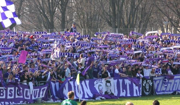 Austria Salzburg-Fans beim historischen Neustart gegen Eugendorf.<br />Bild: Ultras.at”><figcaption>Austria Salzburg-Fans beim historischen Neustart gegen Eugendorf.<br />Bild: Ultras.at</figcaption></figure>
<figure><img decoding=