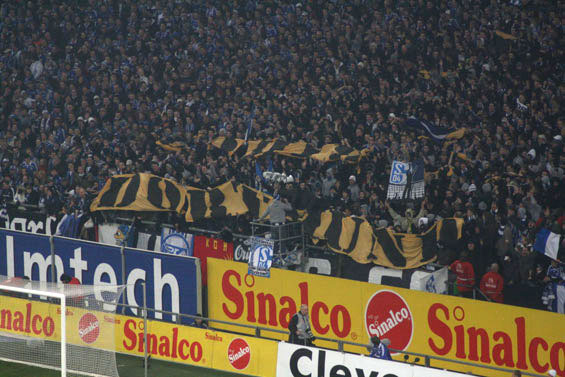 In der Nordkurve Gelsenkirchen tauchte die Gelde Wand-Zaunfahne wieder auf. <br />Bild: Ansgar Spiertz”><figcaption>In der Nordkurve Gelsenkirchen tauchte die Gelde Wand-Zaunfahne wieder auf. <br />Bild: Ansgar Spiertz</figcaption></figure>
                </div>
                
                <!-- YouTube (Meta-Feld) -->
                
            </div>
        </article>

                <script>
        (function() {
            var root = document.querySelector('.ff-single-news-gallery');
            if (!root) return;
            var slides = root.querySelectorAll('.ff-single-news-gallery-slide');
            var dots = root.querySelectorAll('.ff-single-news-gallery-dot');
            var prev = root.querySelector('.ff-single-news-gallery-prev');
            var next = root.querySelector('.ff-single-news-gallery-next');
            var n = slides.length;
            if (n < 2) return;
            var i = 0;
            function closeAllImgInfo() {
                root.querySelectorAll('.ff-fv-img-info-host.is-info-open').forEach(function(host) {
                    host.classList.remove('is-info-open');
                    var b = host.querySelector('.ff-fv-img-info-btn');
                    var p = host.querySelector('.ff-fv-img-info-panel');
                    if (b) b.setAttribute('aria-expanded', 'false');
                    if (p) p.setAttribute('aria-hidden', 'true');
                });
            }
            function show(idx) {
                closeAllImgInfo();
                i = ((idx % n) + n) % n;
                for (var s = 0; s < n; s++) {
                    if (s === i) slides[s].removeAttribute('hidden'); else slides[s].setAttribute('hidden', '');
                }
                for (var s = 0; s < dots.length; s++) {
                    dots[s].classList.toggle('is-active', s === i);
                    dots[s].setAttribute('aria-selected', s === i ? 'true' : 'false');
                }
            }
            if (prev) prev.addEventListener('click', function() { show(i - 1); });
            if (next) next.addEventListener('click', function() { show(i + 1); });
            for (var d = 0; d < dots.length; d++) {
                (function(di) { dots[di].addEventListener('click', function() { show(di); }); })(d);
            }
        })();
        </script>
        
        <!-- Kommentare -->
                <section class=