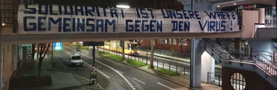 Spruchband von KSC-Fans in Karlsruhe.<br />Bild: Supporters-Karlsruhe.de”><figcaption>Spruchband von KSC-Fans in Karlsruhe.<br />Bild: Supporters-Karlsruhe.de</figcaption></figure>
                </div>
                
                <!-- YouTube (Meta-Feld) -->
                
            </div>
        </article>

                <script>
        (function() {
            var root = document.querySelector('.ff-single-news-gallery');
            if (!root) return;
            var slides = root.querySelectorAll('.ff-single-news-gallery-slide');
            var dots = root.querySelectorAll('.ff-single-news-gallery-dot');
            var prev = root.querySelector('.ff-single-news-gallery-prev');
            var next = root.querySelector('.ff-single-news-gallery-next');
            var n = slides.length;
            if (n < 2) return;
            var i = 0;
            function closeAllImgInfo() {
                root.querySelectorAll('.ff-fv-img-info-host.is-info-open').forEach(function(host) {
                    host.classList.remove('is-info-open');
                    var b = host.querySelector('.ff-fv-img-info-btn');
                    var p = host.querySelector('.ff-fv-img-info-panel');
                    if (b) b.setAttribute('aria-expanded', 'false');
                    if (p) p.setAttribute('aria-hidden', 'true');
                });
            }
            function show(idx) {
                closeAllImgInfo();
                i = ((idx % n) + n) % n;
                for (var s = 0; s < n; s++) {
                    if (s === i) slides[s].removeAttribute('hidden'); else slides[s].setAttribute('hidden', '');
                }
                for (var s = 0; s < dots.length; s++) {
                    dots[s].classList.toggle('is-active', s === i);
                    dots[s].setAttribute('aria-selected', s === i ? 'true' : 'false');
                }
            }
            if (prev) prev.addEventListener('click', function() { show(i - 1); });
            if (next) next.addEventListener('click', function() { show(i + 1); });
            for (var d = 0; d < dots.length; d++) {
                (function(di) { dots[di].addEventListener('click', function() { show(di); }); })(d);
            }
        })();
        </script>
        
        <!-- Kommentare -->
                <section class=