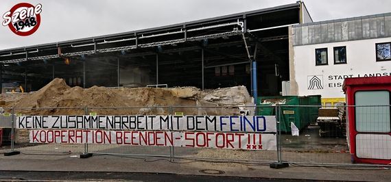 Spruchband am Eisstadion in Landshut.<br />Bild: szene1948.tumblr.com”><figcaption>Spruchband am Eisstadion in Landshut.<br />Bild: szene1948.tumblr.com</figcaption></figure>
<figure><img decoding=