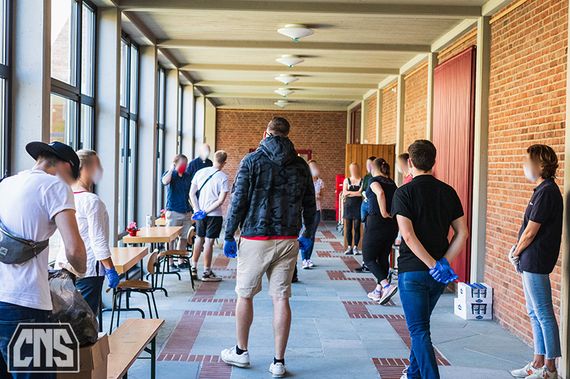 Kölner Ultras bei Hilfsanktion im Priesterseminar.<br />Bild: Coloniacs.com”><figcaption>Kölner Ultras bei Hilfsanktion im Priesterseminar.<br />Bild: Coloniacs.com</figcaption></figure>
<figure><img decoding=