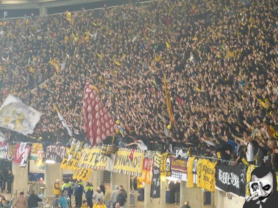 Tausende Dynamo-Fans im Jahr 2012 im Niedersachsenstadion in Hannover.<br />Bild: jokersradeberg.de”><figcaption>Tausende Dynamo-Fans im Jahr 2012 im Niedersachsenstadion in Hannover.<br />Bild: jokersradeberg.de</figcaption></figure>
                </div>
                
                <!-- YouTube (Meta-Feld) -->
                
            </div>
        </article>

                <script>
        (function() {
            var root = document.querySelector('.ff-single-news-gallery');
            if (!root) return;
            var slides = root.querySelectorAll('.ff-single-news-gallery-slide');
            var dots = root.querySelectorAll('.ff-single-news-gallery-dot');
            var prev = root.querySelector('.ff-single-news-gallery-prev');
            var next = root.querySelector('.ff-single-news-gallery-next');
            var n = slides.length;
            if (n < 2) return;
            var i = 0;
            function closeAllImgInfo() {
                root.querySelectorAll('.ff-fv-img-info-host.is-info-open').forEach(function(host) {
                    host.classList.remove('is-info-open');
                    var b = host.querySelector('.ff-fv-img-info-btn');
                    var p = host.querySelector('.ff-fv-img-info-panel');
                    if (b) b.setAttribute('aria-expanded', 'false');
                    if (p) p.setAttribute('aria-hidden', 'true');
                });
            }
            function show(idx) {
                closeAllImgInfo();
                i = ((idx % n) + n) % n;
                for (var s = 0; s < n; s++) {
                    if (s === i) slides[s].removeAttribute('hidden'); else slides[s].setAttribute('hidden', '');
                }
                for (var s = 0; s < dots.length; s++) {
                    dots[s].classList.toggle('is-active', s === i);
                    dots[s].setAttribute('aria-selected', s === i ? 'true' : 'false');
                }
            }
            if (prev) prev.addEventListener('click', function() { show(i - 1); });
            if (next) next.addEventListener('click', function() { show(i + 1); });
            for (var d = 0; d < dots.length; d++) {
                (function(di) { dots[di].addEventListener('click', function() { show(di); }); })(d);
            }
        })();
        </script>
        
        <!-- Kommentare -->
                <section class=