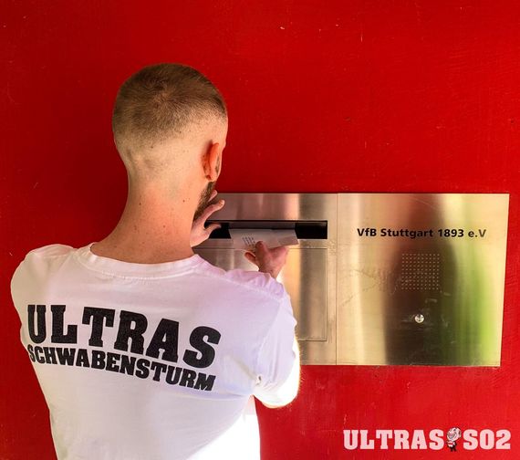 Die Ultras vom Schwabensturm haben ihren Fragenkatalog gestern gegen 20:00 Uhr an den VfB Stuttgart übergeben.<br />Bild: blog.schwabensturm02.net”><figcaption>Die Ultras vom Schwabensturm haben ihren Fragenkatalog gestern gegen 20:00 Uhr an den VfB Stuttgart übergeben.<br />Bild: blog.schwabensturm02.net</figcaption></figure>
<figure><img decoding=