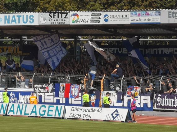 Statt eines Spieltagsflyer macht Insane Ultra Trier aktuell eine Talk-Sendung.<br />Bild: Frankenhopping”><figcaption>Statt eines Spieltagsflyer macht Insane Ultra Trier aktuell eine Talk-Sendung.<br />Bild: Frankenhopping</figcaption></figure>
                </div>
                
                <!-- YouTube (Meta-Feld) -->
                
            </div>
        </article>

                <script>
        (function() {
            var root = document.querySelector('.ff-single-news-gallery');
            if (!root) return;
            var slides = root.querySelectorAll('.ff-single-news-gallery-slide');
            var dots = root.querySelectorAll('.ff-single-news-gallery-dot');
            var prev = root.querySelector('.ff-single-news-gallery-prev');
            var next = root.querySelector('.ff-single-news-gallery-next');
            var n = slides.length;
            if (n < 2) return;
            var i = 0;
            function closeAllImgInfo() {
                root.querySelectorAll('.ff-fv-img-info-host.is-info-open').forEach(function(host) {
                    host.classList.remove('is-info-open');
                    var b = host.querySelector('.ff-fv-img-info-btn');
                    var p = host.querySelector('.ff-fv-img-info-panel');
                    if (b) b.setAttribute('aria-expanded', 'false');
                    if (p) p.setAttribute('aria-hidden', 'true');
                });
            }
            function show(idx) {
                closeAllImgInfo();
                i = ((idx % n) + n) % n;
                for (var s = 0; s < n; s++) {
                    if (s === i) slides[s].removeAttribute('hidden'); else slides[s].setAttribute('hidden', '');
                }
                for (var s = 0; s < dots.length; s++) {
                    dots[s].classList.toggle('is-active', s === i);
                    dots[s].setAttribute('aria-selected', s === i ? 'true' : 'false');
                }
            }
            if (prev) prev.addEventListener('click', function() { show(i - 1); });
            if (next) next.addEventListener('click', function() { show(i + 1); });
            for (var d = 0; d < dots.length; d++) {
                (function(di) { dots[di].addEventListener('click', function() { show(di); }); })(d);
            }
        })();
        </script>
        
        <!-- Kommentare -->
                <section class=