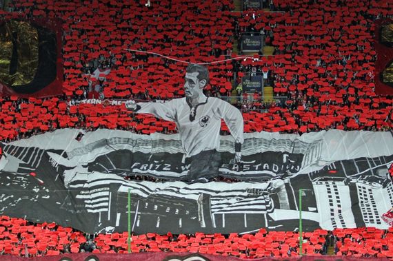 Choreografie im Fritz-Walter-Stadion.<br />Bild: www.der-betze-brennt.de”><figcaption>Choreografie im Fritz-Walter-Stadion.<br />Bild: www.der-betze-brennt.de</figcaption></figure>
<figure><img decoding=