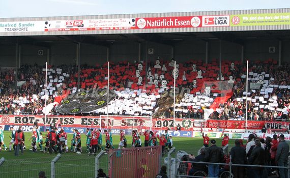 Eine der Choreografien zum 100. Geburtstag von Rot-Weiss Essen.<br />Bild: Jawattdenn.de”><figcaption>Eine der Choreografien zum 100. Geburtstag von Rot-Weiss Essen.<br />Bild: Jawattdenn.de</figcaption></figure>
<figure><img decoding=