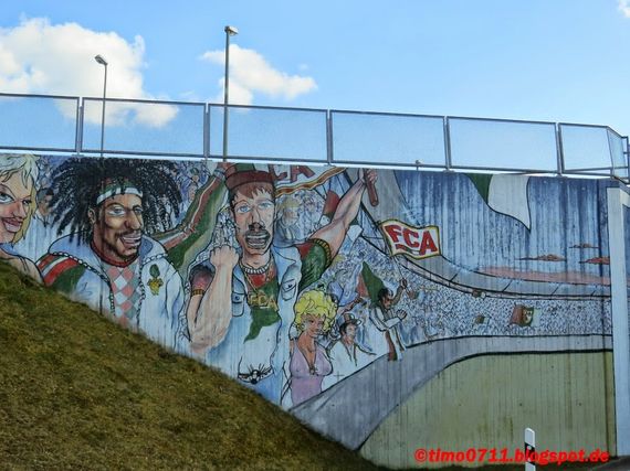 Auch die FC Augsburg-Fans mussten am Wochenende das erste Geisterspiel hinnehmen.<br />Bild: timo0711.blogspot.de”><figcaption>Auch die FC Augsburg-Fans mussten am Wochenende das erste Geisterspiel hinnehmen.<br />Bild: timo0711.blogspot.de</figcaption></figure>
                </div>
                
                <!-- YouTube (Meta-Feld) -->
                
            </div>
        </article>

                <script>
        (function() {
            var root = document.querySelector('.ff-single-news-gallery');
            if (!root) return;
            var slides = root.querySelectorAll('.ff-single-news-gallery-slide');
            var dots = root.querySelectorAll('.ff-single-news-gallery-dot');
            var prev = root.querySelector('.ff-single-news-gallery-prev');
            var next = root.querySelector('.ff-single-news-gallery-next');
            var n = slides.length;
            if (n < 2) return;
            var i = 0;
            function closeAllImgInfo() {
                root.querySelectorAll('.ff-fv-img-info-host.is-info-open').forEach(function(host) {
                    host.classList.remove('is-info-open');
                    var b = host.querySelector('.ff-fv-img-info-btn');
                    var p = host.querySelector('.ff-fv-img-info-panel');
                    if (b) b.setAttribute('aria-expanded', 'false');
                    if (p) p.setAttribute('aria-hidden', 'true');
                });
            }
            function show(idx) {
                closeAllImgInfo();
                i = ((idx % n) + n) % n;
                for (var s = 0; s < n; s++) {
                    if (s === i) slides[s].removeAttribute('hidden'); else slides[s].setAttribute('hidden', '');
                }
                for (var s = 0; s < dots.length; s++) {
                    dots[s].classList.toggle('is-active', s === i);
                    dots[s].setAttribute('aria-selected', s === i ? 'true' : 'false');
                }
            }
            if (prev) prev.addEventListener('click', function() { show(i - 1); });
            if (next) next.addEventListener('click', function() { show(i + 1); });
            for (var d = 0; d < dots.length; d++) {
                (function(di) { dots[di].addEventListener('click', function() { show(di); }); })(d);
            }
        })();
        </script>
        
        <!-- Kommentare -->
                <section class=