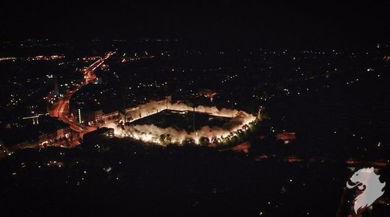 Pyroaktion um Mitternacht am Gründwalder Stadion.<br />Bild: muenchnerloewen.de”><figcaption>Pyroaktion um Mitternacht am Gründwalder Stadion.<br />Bild: muenchnerloewen.de</figcaption></figure>
<figure><img decoding=