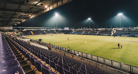 Auch an der Bremer Brücke wird erstmal vor leeren Rängen gespielt.<br />Bild: violetcrew.de”><figcaption>Auch an der Bremer Brücke wird erstmal vor leeren Rängen gespielt.<br />Bild: violetcrew.de</figcaption></figure>
                </div>
                
                <!-- YouTube (Meta-Feld) -->
                
            </div>
        </article>

                <script>
        (function() {
            var root = document.querySelector('.ff-single-news-gallery');
            if (!root) return;
            var slides = root.querySelectorAll('.ff-single-news-gallery-slide');
            var dots = root.querySelectorAll('.ff-single-news-gallery-dot');
            var prev = root.querySelector('.ff-single-news-gallery-prev');
            var next = root.querySelector('.ff-single-news-gallery-next');
            var n = slides.length;
            if (n < 2) return;
            var i = 0;
            function closeAllImgInfo() {
                root.querySelectorAll('.ff-fv-img-info-host.is-info-open').forEach(function(host) {
                    host.classList.remove('is-info-open');
                    var b = host.querySelector('.ff-fv-img-info-btn');
                    var p = host.querySelector('.ff-fv-img-info-panel');
                    if (b) b.setAttribute('aria-expanded', 'false');
                    if (p) p.setAttribute('aria-hidden', 'true');
                });
            }
            function show(idx) {
                closeAllImgInfo();
                i = ((idx % n) + n) % n;
                for (var s = 0; s < n; s++) {
                    if (s === i) slides[s].removeAttribute('hidden'); else slides[s].setAttribute('hidden', '');
                }
                for (var s = 0; s < dots.length; s++) {
                    dots[s].classList.toggle('is-active', s === i);
                    dots[s].setAttribute('aria-selected', s === i ? 'true' : 'false');
                }
            }
            if (prev) prev.addEventListener('click', function() { show(i - 1); });
            if (next) next.addEventListener('click', function() { show(i + 1); });
            for (var d = 0; d < dots.length; d++) {
                (function(di) { dots[di].addEventListener('click', function() { show(di); }); })(d);
            }
        })();
        </script>
        
        <!-- Kommentare -->
                <section class=
