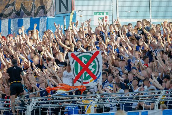 Auch in der 3. Liga sprachen sich mehrere Fanszene gegen die Fortsetzung mit Geisterspielen aus.<br />Bild: Horda-Azzuro.de”><figcaption>Auch in der 3. Liga sprachen sich mehrere Fanszene gegen die Fortsetzung mit Geisterspielen aus.<br />Bild: Horda-Azzuro.de</figcaption></figure>
                </div>
                
                <!-- YouTube (Meta-Feld) -->
                
            </div>
        </article>

                <script>
        (function() {
            var root = document.querySelector('.ff-single-news-gallery');
            if (!root) return;
            var slides = root.querySelectorAll('.ff-single-news-gallery-slide');
            var dots = root.querySelectorAll('.ff-single-news-gallery-dot');
            var prev = root.querySelector('.ff-single-news-gallery-prev');
            var next = root.querySelector('.ff-single-news-gallery-next');
            var n = slides.length;
            if (n < 2) return;
            var i = 0;
            function closeAllImgInfo() {
                root.querySelectorAll('.ff-fv-img-info-host.is-info-open').forEach(function(host) {
                    host.classList.remove('is-info-open');
                    var b = host.querySelector('.ff-fv-img-info-btn');
                    var p = host.querySelector('.ff-fv-img-info-panel');
                    if (b) b.setAttribute('aria-expanded', 'false');
                    if (p) p.setAttribute('aria-hidden', 'true');
                });
            }
            function show(idx) {
                closeAllImgInfo();
                i = ((idx % n) + n) % n;
                for (var s = 0; s < n; s++) {
                    if (s === i) slides[s].removeAttribute('hidden'); else slides[s].setAttribute('hidden', '');
                }
                for (var s = 0; s < dots.length; s++) {
                    dots[s].classList.toggle('is-active', s === i);
                    dots[s].setAttribute('aria-selected', s === i ? 'true' : 'false');
                }
            }
            if (prev) prev.addEventListener('click', function() { show(i - 1); });
            if (next) next.addEventListener('click', function() { show(i + 1); });
            for (var d = 0; d < dots.length; d++) {
                (function(di) { dots[di].addEventListener('click', function() { show(di); }); })(d);
            }
        })();
        </script>
        
        <!-- Kommentare -->
                <section class=