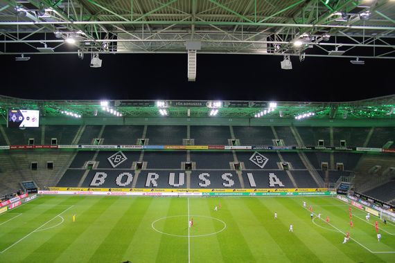 Die Sottocultura Ultras hätten sich auch beim heutigen Geisterspiel lieber komplett leere Ränge im Borussia-Park gewünscht.<br />Bild: Dirk Päffgen”><figcaption>Die Sottocultura Ultras hätten sich auch beim heutigen Geisterspiel lieber komplett leere Ränge im Borussia-Park gewünscht.<br />Bild: Dirk Päffgen</figcaption></figure>
                </div>
                
                <!-- YouTube (Meta-Feld) -->
                
            </div>
        </article>

                <script>
        (function() {
            var root = document.querySelector('.ff-single-news-gallery');
            if (!root) return;
            var slides = root.querySelectorAll('.ff-single-news-gallery-slide');
            var dots = root.querySelectorAll('.ff-single-news-gallery-dot');
            var prev = root.querySelector('.ff-single-news-gallery-prev');
            var next = root.querySelector('.ff-single-news-gallery-next');
            var n = slides.length;
            if (n < 2) return;
            var i = 0;
            function closeAllImgInfo() {
                root.querySelectorAll('.ff-fv-img-info-host.is-info-open').forEach(function(host) {
                    host.classList.remove('is-info-open');
                    var b = host.querySelector('.ff-fv-img-info-btn');
                    var p = host.querySelector('.ff-fv-img-info-panel');
                    if (b) b.setAttribute('aria-expanded', 'false');
                    if (p) p.setAttribute('aria-hidden', 'true');
                });
            }
            function show(idx) {
                closeAllImgInfo();
                i = ((idx % n) + n) % n;
                for (var s = 0; s < n; s++) {
                    if (s === i) slides[s].removeAttribute('hidden'); else slides[s].setAttribute('hidden', '');
                }
                for (var s = 0; s < dots.length; s++) {
                    dots[s].classList.toggle('is-active', s === i);
                    dots[s].setAttribute('aria-selected', s === i ? 'true' : 'false');
                }
            }
            if (prev) prev.addEventListener('click', function() { show(i - 1); });
            if (next) next.addEventListener('click', function() { show(i + 1); });
            for (var d = 0; d < dots.length; d++) {
                (function(di) { dots[di].addEventListener('click', function() { show(di); }); })(d);
            }
        })();
        </script>
        
        <!-- Kommentare -->
                <section class=