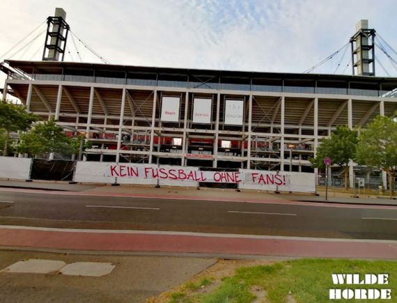 Spruchband zu Geisterspielen vorm Müngersdorfer Stadion in Köln.<br />Bild: WH96.de”><figcaption>Spruchband zu Geisterspielen vorm Müngersdorfer Stadion in Köln.<br />Bild: WH96.de</figcaption></figure>
                </div>
                
                <!-- YouTube (Meta-Feld) -->
                
            </div>
        </article>

                <script>
        (function() {
            var root = document.querySelector('.ff-single-news-gallery');
            if (!root) return;
            var slides = root.querySelectorAll('.ff-single-news-gallery-slide');
            var dots = root.querySelectorAll('.ff-single-news-gallery-dot');
            var prev = root.querySelector('.ff-single-news-gallery-prev');
            var next = root.querySelector('.ff-single-news-gallery-next');
            var n = slides.length;
            if (n < 2) return;
            var i = 0;
            function closeAllImgInfo() {
                root.querySelectorAll('.ff-fv-img-info-host.is-info-open').forEach(function(host) {
                    host.classList.remove('is-info-open');
                    var b = host.querySelector('.ff-fv-img-info-btn');
                    var p = host.querySelector('.ff-fv-img-info-panel');
                    if (b) b.setAttribute('aria-expanded', 'false');
                    if (p) p.setAttribute('aria-hidden', 'true');
                });
            }
            function show(idx) {
                closeAllImgInfo();
                i = ((idx % n) + n) % n;
                for (var s = 0; s < n; s++) {
                    if (s === i) slides[s].removeAttribute('hidden'); else slides[s].setAttribute('hidden', '');
                }
                for (var s = 0; s < dots.length; s++) {
                    dots[s].classList.toggle('is-active', s === i);
                    dots[s].setAttribute('aria-selected', s === i ? 'true' : 'false');
                }
            }
            if (prev) prev.addEventListener('click', function() { show(i - 1); });
            if (next) next.addEventListener('click', function() { show(i + 1); });
            for (var d = 0; d < dots.length; d++) {
                (function(di) { dots[di].addEventListener('click', function() { show(di); }); })(d);
            }
        })();
        </script>
        
        <!-- Kommentare -->
                <section class=