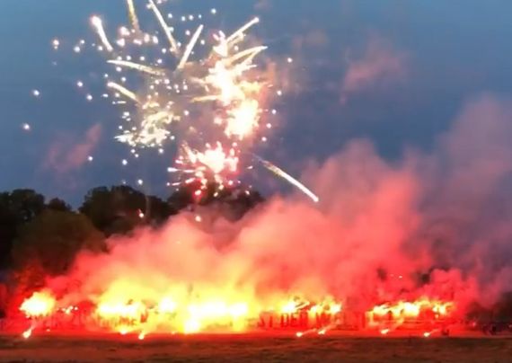 Das Feuerwerk spiegelte sich im Wasser der Elbe.<br />Bild: instagram.com/jensumbreit”><figcaption>Das Feuerwerk spiegelte sich im Wasser der Elbe.<br />Bild: instagram.com/jensumbreit</figcaption></figure>
                </div>
                
                <!-- YouTube (Meta-Feld) -->
                
            </div>
        </article>

                <script>
        (function() {
            var root = document.querySelector('.ff-single-news-gallery');
            if (!root) return;
            var slides = root.querySelectorAll('.ff-single-news-gallery-slide');
            var dots = root.querySelectorAll('.ff-single-news-gallery-dot');
            var prev = root.querySelector('.ff-single-news-gallery-prev');
            var next = root.querySelector('.ff-single-news-gallery-next');
            var n = slides.length;
            if (n < 2) return;
            var i = 0;
            function closeAllImgInfo() {
                root.querySelectorAll('.ff-fv-img-info-host.is-info-open').forEach(function(host) {
                    host.classList.remove('is-info-open');
                    var b = host.querySelector('.ff-fv-img-info-btn');
                    var p = host.querySelector('.ff-fv-img-info-panel');
                    if (b) b.setAttribute('aria-expanded', 'false');
                    if (p) p.setAttribute('aria-hidden', 'true');
                });
            }
            function show(idx) {
                closeAllImgInfo();
                i = ((idx % n) + n) % n;
                for (var s = 0; s < n; s++) {
                    if (s === i) slides[s].removeAttribute('hidden'); else slides[s].setAttribute('hidden', '');
                }
                for (var s = 0; s < dots.length; s++) {
                    dots[s].classList.toggle('is-active', s === i);
                    dots[s].setAttribute('aria-selected', s === i ? 'true' : 'false');
                }
            }
            if (prev) prev.addEventListener('click', function() { show(i - 1); });
            if (next) next.addEventListener('click', function() { show(i + 1); });
            for (var d = 0; d < dots.length; d++) {
                (function(di) { dots[di].addEventListener('click', function() { show(di); }); })(d);
            }
        })();
        </script>
        
        <!-- Kommentare -->
                <section class=