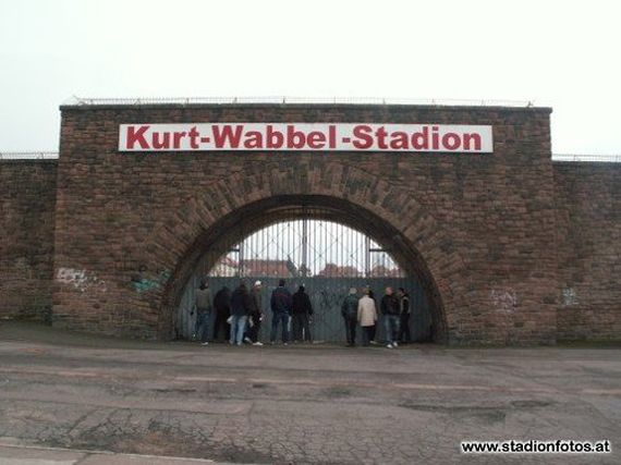 Die HFC-Fans wollen sich am Mittwoch eine halbe Stunde vorm Anpfiff am Marathontor versammeln.<br />Bild: stadionfotos.at”><figcaption>Die HFC-Fans wollen sich am Mittwoch eine halbe Stunde vorm Anpfiff am Marathontor versammeln.<br />Bild: stadionfotos.at</figcaption></figure>
                </div>
                
                <!-- YouTube (Meta-Feld) -->
                
            </div>
        </article>

                <script>
        (function() {
            var root = document.querySelector('.ff-single-news-gallery');
            if (!root) return;
            var slides = root.querySelectorAll('.ff-single-news-gallery-slide');
            var dots = root.querySelectorAll('.ff-single-news-gallery-dot');
            var prev = root.querySelector('.ff-single-news-gallery-prev');
            var next = root.querySelector('.ff-single-news-gallery-next');
            var n = slides.length;
            if (n < 2) return;
            var i = 0;
            function closeAllImgInfo() {
                root.querySelectorAll('.ff-fv-img-info-host.is-info-open').forEach(function(host) {
                    host.classList.remove('is-info-open');
                    var b = host.querySelector('.ff-fv-img-info-btn');
                    var p = host.querySelector('.ff-fv-img-info-panel');
                    if (b) b.setAttribute('aria-expanded', 'false');
                    if (p) p.setAttribute('aria-hidden', 'true');
                });
            }
            function show(idx) {
                closeAllImgInfo();
                i = ((idx % n) + n) % n;
                for (var s = 0; s < n; s++) {
                    if (s === i) slides[s].removeAttribute('hidden'); else slides[s].setAttribute('hidden', '');
                }
                for (var s = 0; s < dots.length; s++) {
                    dots[s].classList.toggle('is-active', s === i);
                    dots[s].setAttribute('aria-selected', s === i ? 'true' : 'false');
                }
            }
            if (prev) prev.addEventListener('click', function() { show(i - 1); });
            if (next) next.addEventListener('click', function() { show(i + 1); });
            for (var d = 0; d < dots.length; d++) {
                (function(di) { dots[di].addEventListener('click', function() { show(di); }); })(d);
            }
        })();
        </script>
        
        <!-- Kommentare -->
                <section class=