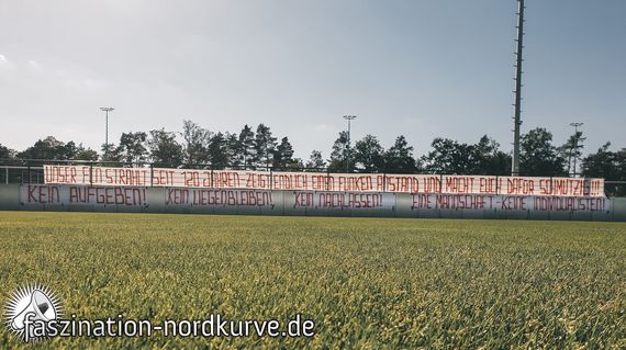 Spruchband der Nordkurve Nürnberg zur aktuellen Stellungnahme.<br />Bild: Faszination-Nordkurve.de”><figcaption>Spruchband der Nordkurve Nürnberg zur aktuellen Stellungnahme.<br />Bild: Faszination-Nordkurve.de</figcaption></figure>
                </div>
                
                <!-- YouTube (Meta-Feld) -->
                
            </div>
        </article>

                <script>
        (function() {
            var root = document.querySelector('.ff-single-news-gallery');
            if (!root) return;
            var slides = root.querySelectorAll('.ff-single-news-gallery-slide');
            var dots = root.querySelectorAll('.ff-single-news-gallery-dot');
            var prev = root.querySelector('.ff-single-news-gallery-prev');
            var next = root.querySelector('.ff-single-news-gallery-next');
            var n = slides.length;
            if (n < 2) return;
            var i = 0;
            function closeAllImgInfo() {
                root.querySelectorAll('.ff-fv-img-info-host.is-info-open').forEach(function(host) {
                    host.classList.remove('is-info-open');
                    var b = host.querySelector('.ff-fv-img-info-btn');
                    var p = host.querySelector('.ff-fv-img-info-panel');
                    if (b) b.setAttribute('aria-expanded', 'false');
                    if (p) p.setAttribute('aria-hidden', 'true');
                });
            }
            function show(idx) {
                closeAllImgInfo();
                i = ((idx % n) + n) % n;
                for (var s = 0; s < n; s++) {
                    if (s === i) slides[s].removeAttribute('hidden'); else slides[s].setAttribute('hidden', '');
                }
                for (var s = 0; s < dots.length; s++) {
                    dots[s].classList.toggle('is-active', s === i);
                    dots[s].setAttribute('aria-selected', s === i ? 'true' : 'false');
                }
            }
            if (prev) prev.addEventListener('click', function() { show(i - 1); });
            if (next) next.addEventListener('click', function() { show(i + 1); });
            for (var d = 0; d < dots.length; d++) {
                (function(di) { dots[di].addEventListener('click', function() { show(di); }); })(d);
            }
        })();
        </script>
        
        <!-- Kommentare -->
                <section class=