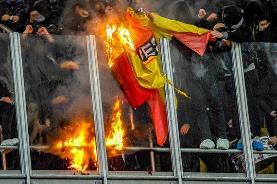 Wie Legia-Fans zwei geklaute Fahnen in Bialystok ins Stadion schmuggelten, erfahrt ihr schon im ersten Auszug aus dem Fanszene Polen-Podcast.<br />Bild: legionisci.com“><figcaption>Wie Legia-Fans zwei geklaute Fahnen in Bialystok ins Stadion schmuggelten, erfahrt ihr schon im ersten Auszug aus dem Fanszene Polen-Podcast.<br />Bild: legionisci.com</figcaption></figure>
<figure><img decoding=