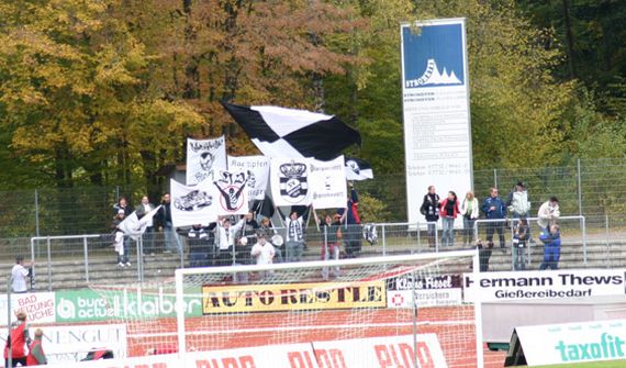 Beim SV Sandhausen hatte man im Jahr 2007 wenig Lust auf das Wort Ultras.<br />Bild: Fabian Schlomm”><figcaption>Beim SV Sandhausen hatte man im Jahr 2007 wenig Lust auf das Wort Ultras.<br />Bild: Fabian Schlomm</figcaption></figure>
                </div>
                
                <!-- YouTube (Meta-Feld) -->
                
            </div>
        </article>

                <script>
        (function() {
            var root = document.querySelector('.ff-single-news-gallery');
            if (!root) return;
            var slides = root.querySelectorAll('.ff-single-news-gallery-slide');
            var dots = root.querySelectorAll('.ff-single-news-gallery-dot');
            var prev = root.querySelector('.ff-single-news-gallery-prev');
            var next = root.querySelector('.ff-single-news-gallery-next');
            var n = slides.length;
            if (n < 2) return;
            var i = 0;
            function closeAllImgInfo() {
                root.querySelectorAll('.ff-fv-img-info-host.is-info-open').forEach(function(host) {
                    host.classList.remove('is-info-open');
                    var b = host.querySelector('.ff-fv-img-info-btn');
                    var p = host.querySelector('.ff-fv-img-info-panel');
                    if (b) b.setAttribute('aria-expanded', 'false');
                    if (p) p.setAttribute('aria-hidden', 'true');
                });
            }
            function show(idx) {
                closeAllImgInfo();
                i = ((idx % n) + n) % n;
                for (var s = 0; s < n; s++) {
                    if (s === i) slides[s].removeAttribute('hidden'); else slides[s].setAttribute('hidden', '');
                }
                for (var s = 0; s < dots.length; s++) {
                    dots[s].classList.toggle('is-active', s === i);
                    dots[s].setAttribute('aria-selected', s === i ? 'true' : 'false');
                }
            }
            if (prev) prev.addEventListener('click', function() { show(i - 1); });
            if (next) next.addEventListener('click', function() { show(i + 1); });
            for (var d = 0; d < dots.length; d++) {
                (function(di) { dots[di].addEventListener('click', function() { show(di); }); })(d);
            }
        })();
        </script>
        
        <!-- Kommentare -->
                <section class=
