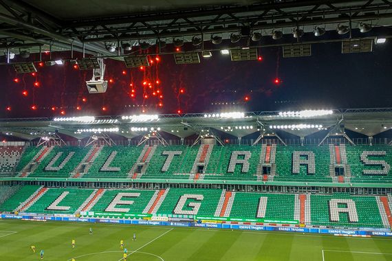In der 2. Halbzeit flog Pyrotechnik überm Stadion.<br />Bild: legionisci.com“><figcaption>In der 2. Halbzeit flog Pyrotechnik überm Stadion.<br />Bild: legionisci.com</figcaption></figure>
            </div>

                    </article>

                <section class=