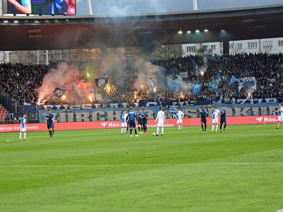Trotz aller Repressionen: In den Fankurven der Schweiz wird Pyrotechnik bis heute regelmäßig eingesetzt.<br />Bild: gc-zone.ch“><figcaption>Trotz aller Repressionen: In den Fankurven der Schweiz wird Pyrotechnik bis heute regelmäßig eingesetzt.<br />Bild: gc-zone.ch</figcaption></figure>
            </div>

                    </article>

                <section class=