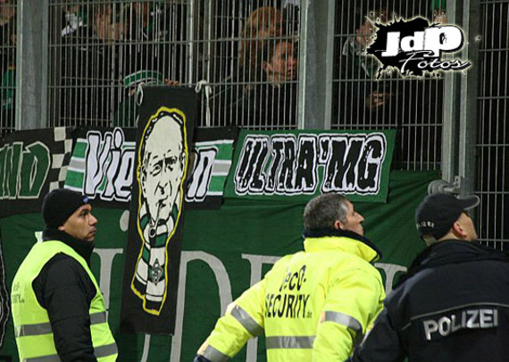 Wegen eines überfüllten Gästblocks entschuldigte sich der SV Wehen bei Borussia Mönchengladbach.<br />Bild: Dirk Päffgen”><figcaption>Wegen eines überfüllten Gästblocks entschuldigte sich der SV Wehen bei Borussia Mönchengladbach.<br />Bild: Dirk Päffgen</figcaption></figure>
<figure><img decoding=