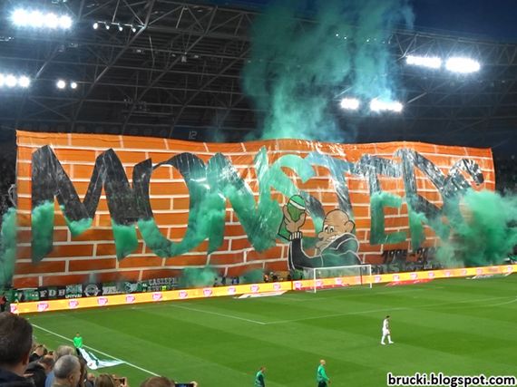 Die Sprayer-Choreografie der Green Monsters wurde mit grünem Rauch unterlegt.<br />Bild: brucki.blogspot.com“><figcaption>Die Sprayer-Choreografie der Green Monsters wurde mit grünem Rauch unterlegt.<br />Bild: brucki.blogspot.com</figcaption></figure>
<figure><img decoding=