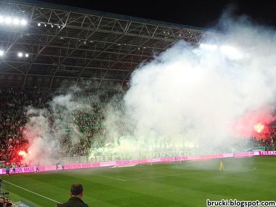 Pyroaktion der Heimfans.<br />    <button type=