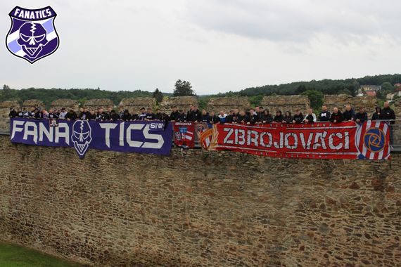 Gruppenfoto beider Fanlager in der Burgruine.<br />Bild: vf2001.at“><figcaption>Gruppenfoto beider Fanlager in der Burgruine.<br />Bild: vf2001.at</figcaption></figure>
<figure><img decoding=