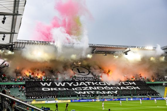 Das Intro der Legia-Fans auf der Żyleta.<br />Bild: legionisci.com“><figcaption>Das Intro der Legia-Fans auf der Żyleta.<br />Bild: legionisci.com</figcaption></figure>
            </div>

                    </article>

                <section class=