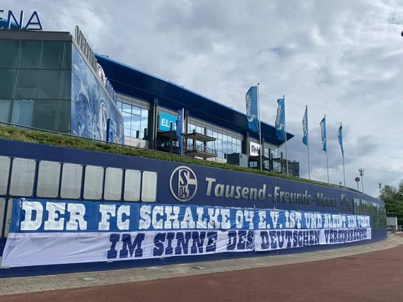 Nicht nur die Ultras Gelsenkirchen platzierten zuletzt Plakate auf Schalke, sondern auch andere Fanclubs und Gruppen machten so ihrem Unmut Luft.<br />Bild: Susanneblondundblau “><figcaption>Nicht nur die Ultras Gelsenkirchen platzierten zuletzt Plakate auf Schalke, sondern auch andere Fanclubs und Gruppen machten so ihrem Unmut Luft.<br />Bild: Susanneblondundblau </figcaption></figure>
<figure><img decoding=