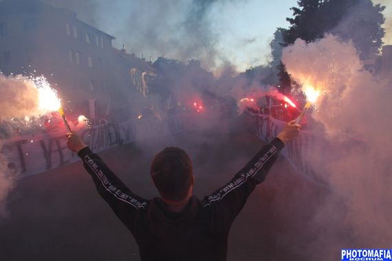 So wurde der Teambus und vor allem Patrick Fabian gestern nach Rückankunft aus Hannover in Empfang genommen.<br />Bild: Photomafia-Bochum.de”><figcaption>So wurde der Teambus und vor allem Patrick Fabian gestern nach Rückankunft aus Hannover in Empfang genommen.<br />Bild: Photomafia-Bochum.de</figcaption></figure>
<figure><img decoding=