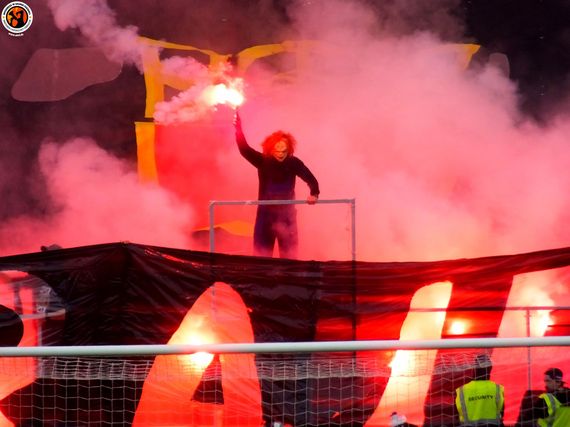 Die Pyroaktion der Slavia Prag-Fans.<br />Bild: Unterwegs in Sachen Fussball – www.uisf.de“><figcaption>Die Pyroaktion der Slavia Prag-Fans.<br />Bild: Unterwegs in Sachen Fussball – www.uisf.de</figcaption></figure>
<figure><img decoding=