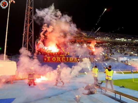 Pyroaktion im provisorischen Gästeblock.<br />Bild: Unterwegs in Sachen Fussball – www.uisf.de“><figcaption>Pyroaktion im provisorischen Gästeblock.<br />Bild: Unterwegs in Sachen Fussball – www.uisf.de</figcaption></figure>
<figure><img decoding=