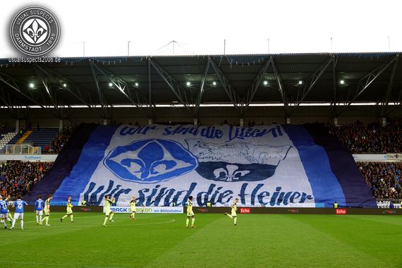 Lilien-Fans werfen dem eigenen Verein Erpressung vor.<br />Bild: usualsuspects2006.de”><figcaption>Lilien-Fans werfen dem eigenen Verein Erpressung vor.<br />Bild: usualsuspects2006.de</figcaption></figure>
                </div>
                
                <!-- YouTube (Meta-Feld) -->
                
            </div>
        </article>

                <script>
        (function() {
            var root = document.querySelector('.ff-single-news-gallery');
            if (!root) return;
            var slides = root.querySelectorAll('.ff-single-news-gallery-slide');
            var dots = root.querySelectorAll('.ff-single-news-gallery-dot');
            var prev = root.querySelector('.ff-single-news-gallery-prev');
            var next = root.querySelector('.ff-single-news-gallery-next');
            var n = slides.length;
            if (n < 2) return;
            var i = 0;
            function closeAllImgInfo() {
                root.querySelectorAll('.ff-fv-img-info-host.is-info-open').forEach(function(host) {
                    host.classList.remove('is-info-open');
                    var b = host.querySelector('.ff-fv-img-info-btn');
                    var p = host.querySelector('.ff-fv-img-info-panel');
                    if (b) b.setAttribute('aria-expanded', 'false');
                    if (p) p.setAttribute('aria-hidden', 'true');
                });
            }
            function show(idx) {
                closeAllImgInfo();
                i = ((idx % n) + n) % n;
                for (var s = 0; s < n; s++) {
                    if (s === i) slides[s].removeAttribute('hidden'); else slides[s].setAttribute('hidden', '');
                }
                for (var s = 0; s < dots.length; s++) {
                    dots[s].classList.toggle('is-active', s === i);
                    dots[s].setAttribute('aria-selected', s === i ? 'true' : 'false');
                }
            }
            if (prev) prev.addEventListener('click', function() { show(i - 1); });
            if (next) next.addEventListener('click', function() { show(i + 1); });
            for (var d = 0; d < dots.length; d++) {
                (function(di) { dots[di].addEventListener('click', function() { show(di); }); })(d);
            }
        })();
        </script>
        
        <!-- Kommentare -->
                <section class=