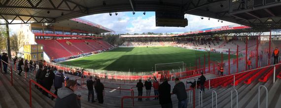 Bei Union Berlin dürften bei einer Teilöffnung nur 4.108 Fans ins Stadion, bei Hertha BSC wären es 37.238.<br />Bild: Dirk”><figcaption>Bei Union Berlin dürften bei einer Teilöffnung nur 4.108 Fans ins Stadion, bei Hertha BSC wären es 37.238.<br />Bild: Dirk</figcaption></figure>
                </div>
                
                <!-- YouTube (Meta-Feld) -->
                
            </div>
        </article>

                <script>
        (function() {
            var root = document.querySelector('.ff-single-news-gallery');
            if (!root) return;
            var slides = root.querySelectorAll('.ff-single-news-gallery-slide');
            var dots = root.querySelectorAll('.ff-single-news-gallery-dot');
            var prev = root.querySelector('.ff-single-news-gallery-prev');
            var next = root.querySelector('.ff-single-news-gallery-next');
            var n = slides.length;
            if (n < 2) return;
            var i = 0;
            function closeAllImgInfo() {
                root.querySelectorAll('.ff-fv-img-info-host.is-info-open').forEach(function(host) {
                    host.classList.remove('is-info-open');
                    var b = host.querySelector('.ff-fv-img-info-btn');
                    var p = host.querySelector('.ff-fv-img-info-panel');
                    if (b) b.setAttribute('aria-expanded', 'false');
                    if (p) p.setAttribute('aria-hidden', 'true');
                });
            }
            function show(idx) {
                closeAllImgInfo();
                i = ((idx % n) + n) % n;
                for (var s = 0; s < n; s++) {
                    if (s === i) slides[s].removeAttribute('hidden'); else slides[s].setAttribute('hidden', '');
                }
                for (var s = 0; s < dots.length; s++) {
                    dots[s].classList.toggle('is-active', s === i);
                    dots[s].setAttribute('aria-selected', s === i ? 'true' : 'false');
                }
            }
            if (prev) prev.addEventListener('click', function() { show(i - 1); });
            if (next) next.addEventListener('click', function() { show(i + 1); });
            for (var d = 0; d < dots.length; d++) {
                (function(di) { dots[di].addEventListener('click', function() { show(di); }); })(d);
            }
        })();
        </script>
        
        <!-- Kommentare -->
                <section class=