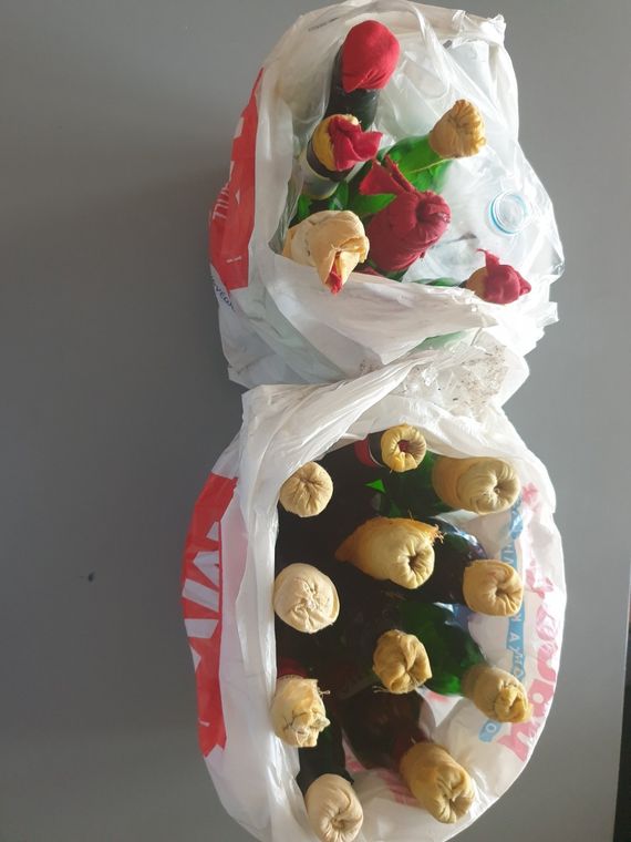 Diese Molotow-Cocktails will die Polizei im Umfeld des Georgios Kamaras Stadions gefunden haben. <br />Bild: Hellenic Police“><figcaption>Diese Molotow-Cocktails will die Polizei im Umfeld des Georgios Kamaras Stadions gefunden haben. <br />Bild: Hellenic Police</figcaption></figure>
            </div>

                    </article>

                <section class=