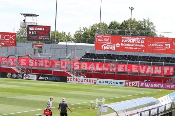 Bei den Geister-Auswärtsspielen des Halleschen FC hing regelmäßig diese Botschaft.<br />Bild: ChemieHalle.de”><figcaption>Bei den Geister-Auswärtsspielen des Halleschen FC hing regelmäßig diese Botschaft.<br />Bild: ChemieHalle.de</figcaption></figure>
<figure><img decoding=