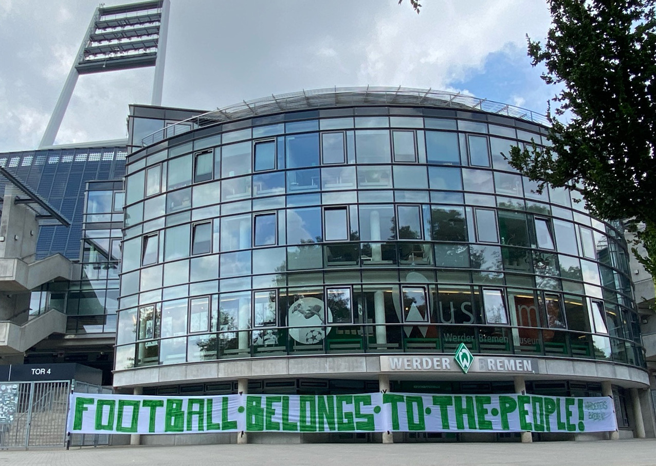 Spruchband der Wanderers Bremen am Weserstadion in Bremen.<br />Bild: Wanderers-Bremen.de”><figcaption>Spruchband der Wanderers Bremen am Weserstadion in Bremen.<br />Bild: Wanderers-Bremen.de</figcaption></figure>
<figure><img decoding=