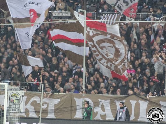 Das Positionspapier wurde vom FC St. Pauli, der Fanszene und dem Fanladen entwickelt.<br />Bild: timo0711.blogspot.de”><figcaption>Das Positionspapier wurde vom FC St. Pauli, der Fanszene und dem Fanladen entwickelt.<br />Bild: timo0711.blogspot.de</figcaption></figure>
<figure><img decoding=