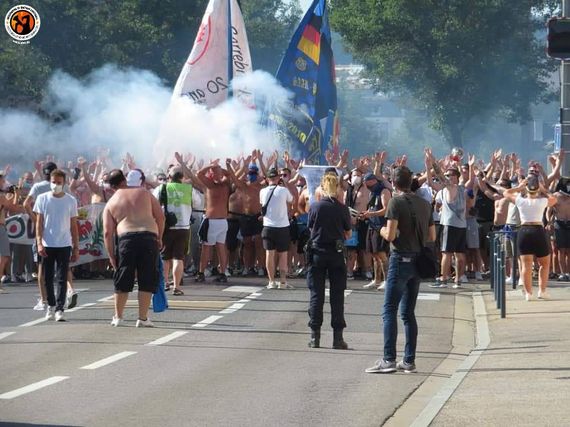 Der Marsch beider Fanlager.<br />https://www.faszination-fankurve.de/index.php?head=Testspiel-unter-Freunden-vor-bis-zu-5000-Zuschauern&folder=sites&site=news_detail&news_id=22007″><figcaption>Der Marsch beider Fanlager.<br />https://www.faszination-fankurve.de/index.php?head=Testspiel-unter-Freunden-vor-bis-zu-5000-Zuschauern&folder=sites&site=news_detail&news_id=22007</figcaption></figure>
<figure><img decoding=