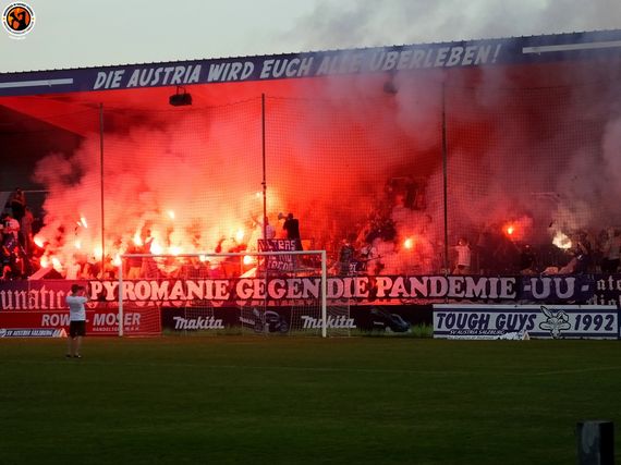 Die Pyroaktion gestern in der Curva Viola.<br />Bild: Unterwegs in Sachen Fussball – www.uisf.de“><figcaption>Die Pyroaktion gestern in der Curva Viola.<br />Bild: Unterwegs in Sachen Fussball – www.uisf.de</figcaption></figure>
            </div>

                    </article>

                <section class=