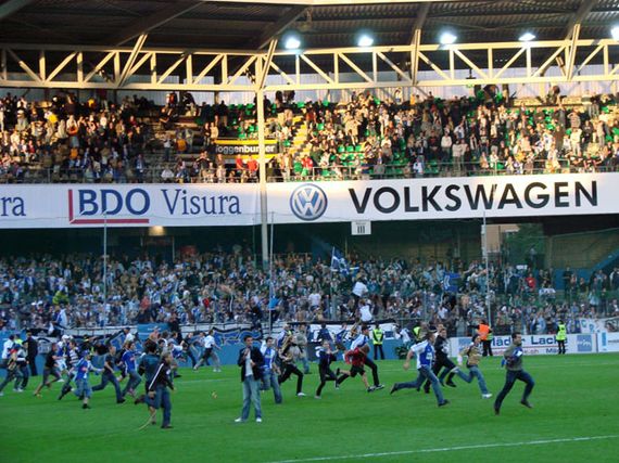 Grasshopper-Club Zürich-Fans am 01. September 2007 bei der Hardturm-Abschiedsfeier.<br />Bild: gc-zone.ch“><figcaption>Grasshopper-Club Zürich-Fans am 01. September 2007 bei der Hardturm-Abschiedsfeier.<br />Bild: gc-zone.ch</figcaption></figure>
            </div>

                    </article>

                <section class=