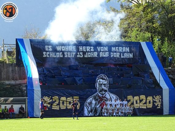 Die Choreografie zu 15 Jahren Curva Sud Obermais.<br />Bild: Unterwegs in Sachen Fussball – www.uisf.de“><figcaption>Die Choreografie zu 15 Jahren Curva Sud Obermais.<br />Bild: Unterwegs in Sachen Fussball – www.uisf.de</figcaption></figure>
<figure><img decoding=