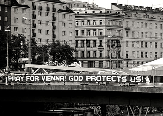 Spruchband, dass die Viola Fanatics heute Morgen in der Nähe des Tatorts platzierten.<br />Bild: Viola Fanatics“><figcaption>Spruchband, dass die Viola Fanatics heute Morgen in der Nähe des Tatorts platzierten.<br />Bild: Viola Fanatics</figcaption></figure>
<figure><img decoding=