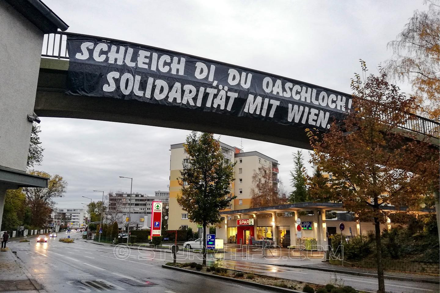 Das Spruchband der Nordkurve vom SK Sturm Graz.<br />Bild: SturmTifo.com“><figcaption>Das Spruchband der Nordkurve vom SK Sturm Graz.<br />Bild: SturmTifo.com</figcaption></figure>
<figure><img decoding=