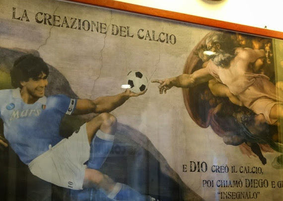 Maradona wurde in Neapel schon vor seinem Tod wie ein Heiliger verehrt.<br />Bild: brucki.blogspot.com“><figcaption>Maradona wurde in Neapel schon vor seinem Tod wie ein Heiliger verehrt.<br />Bild: brucki.blogspot.com</figcaption></figure>
<figure><img decoding=