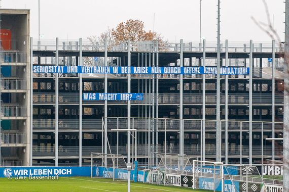 Die Ultras Gelsenkirchen kritisieren die Kommunikation des Vorstandes.<br />    <button type=