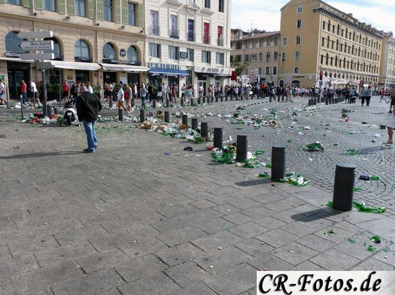 So sah es am alten Hafen von Marseille nach den Ausschreitungen aus.<br />Bild: Claude Rapp / CR-Fotos.de“><figcaption>So sah es am alten Hafen von Marseille nach den Ausschreitungen aus.<br />Bild: Claude Rapp / CR-Fotos.de</figcaption></figure>
            </div>

                    </article>

                <section class=