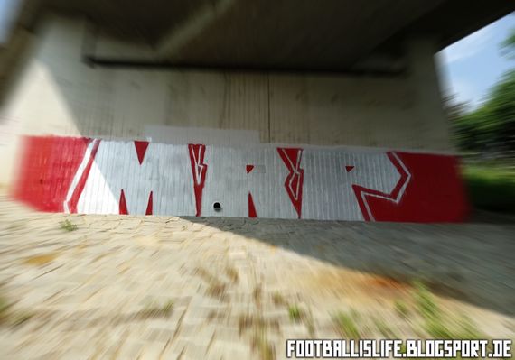 Die Gruppe malt meistens Bilder mit FCB oder FC Bayern-Schriftzügen, manchmal aber auch mit der eigenen Abkürzung. Bild: footballislife.blogsport.de