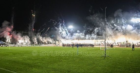 Feuerwerk und Pyro beim Abschlusstraining von Sturm Graz.<br />Bild: SturmTifo.com“><figcaption>Feuerwerk und Pyro beim Abschlusstraining von Sturm Graz.<br />Bild: SturmTifo.com</figcaption></figure>
            </div>

                    </article>

                <section class=
